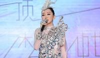 话筒拿反也能唱歌的萨顶顶大变样,网红电眼大软妹,令人直呼脸生 话筒拿反也能唱歌的萨顶顶大变样,网红电眼大软妹,令人直呼脸生