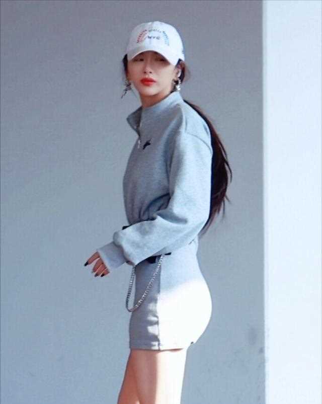 孔雪儿一袭浅蓝色的套装现身机场，头戴白色棒球帽掩盖不住颜值来