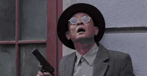 随便漏点都富贵，成龙却让亲女儿在国外流浪，凄惨排队领救济粮