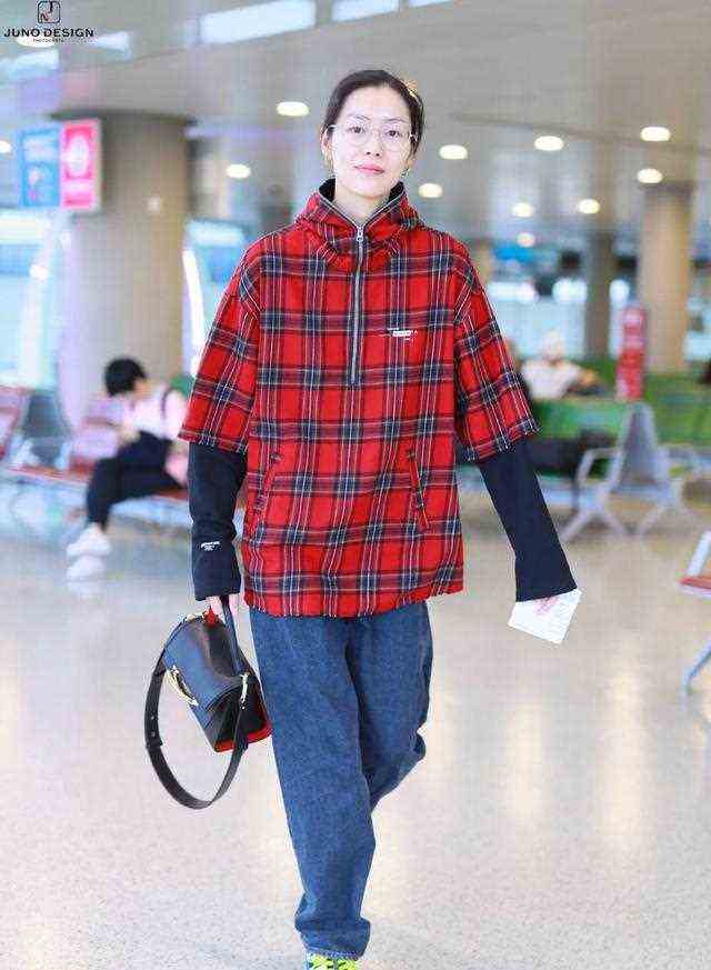 红格连帽衫上衣撞衫肖战，休闲随意又舒服