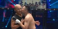 从亲脸到“打屁股”,药水哥两年不同的“行为艺术” 从亲脸到“打屁股”,药水哥两年不同的“行为艺术”