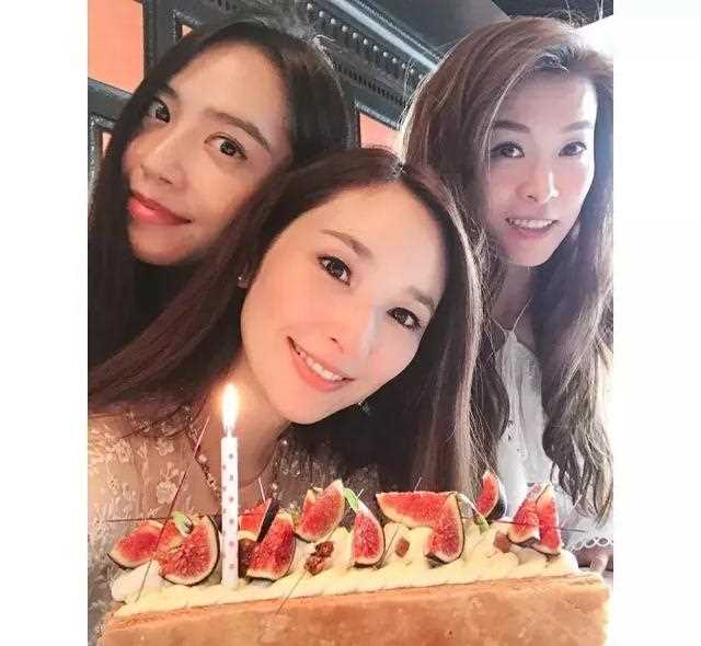 39岁吴佩慈生了三娃还没拿到合同，2000万钻戒算安慰奖吗？