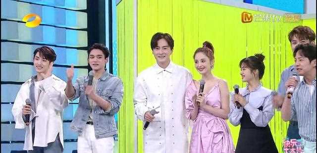快乐大本营：娜扎为威神V再现“穷哈”式报幕，快本迎来户外录制
