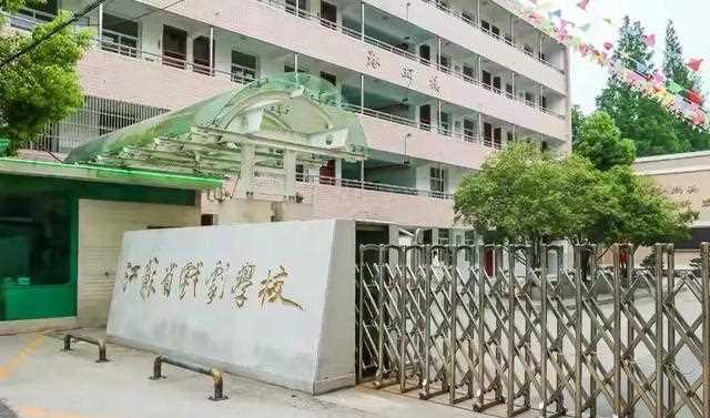 住一条街的人也不知道这学校出了这么多好演员