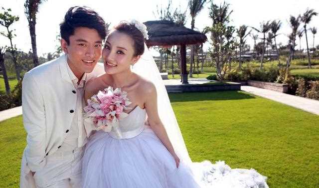 李小璐贾乃亮“确认离婚”？资料惊现“前夫前妻”，系统bug了吗