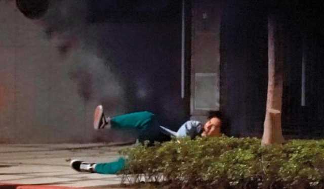 40岁视帝沦落成酒鬼，喝得烂醉如泥当街摔倒，现场曝光滑稽不堪