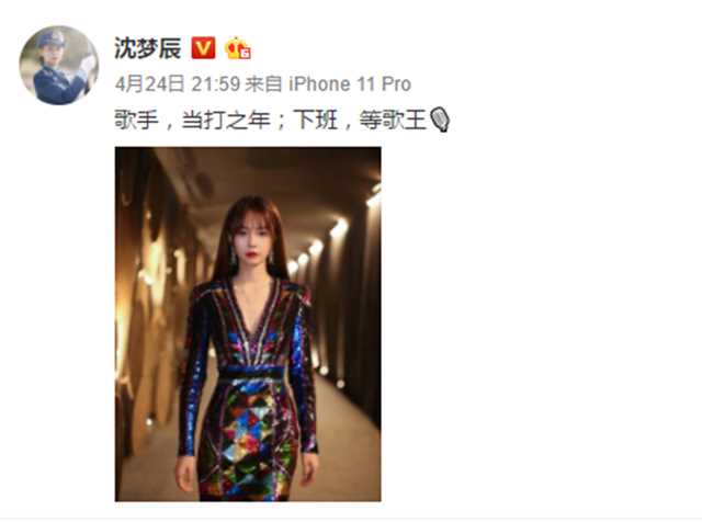 红唇空气刘海配五彩裙，气场直逼一米八，确实变了不少