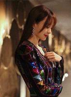 沈梦辰红唇空气刘海配五彩裙，气场直逼一米八，确实变了不少