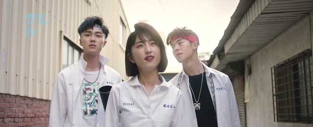 她因“开车”上热搜，面对镜头不忘调侃：“干嘛，没见过美女啊”