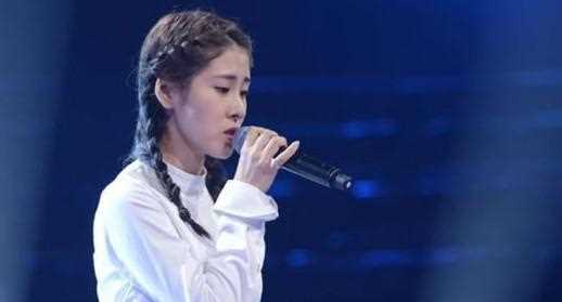张碧晨一身“露点装”亮相街头，网友心疼：睡眠不足！