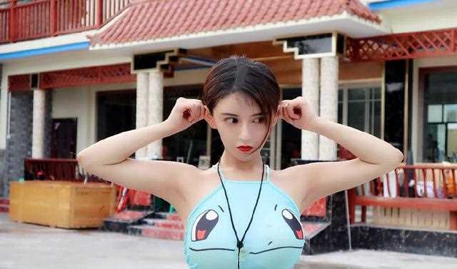 虎牙女主播大秀好身材，骚男：这也太大了吧，两只手都不够抓