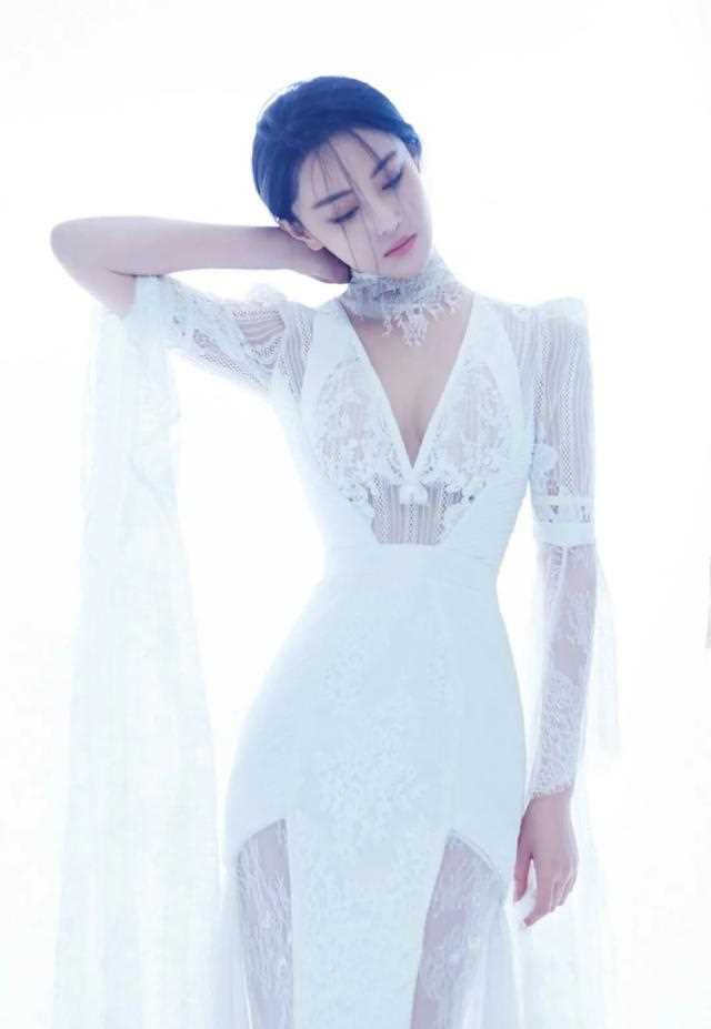 张馨予担任过《足球宝贝》，如今身穿白色连衣裙，尽显凹凸身材