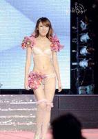 校园惊现大尺度内衣秀 网友：我的天！