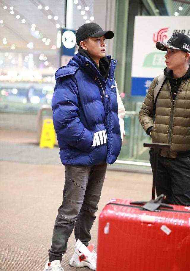 网瘾少年！任嘉伦穿面包服时尚保暖，低头玩手机实名认证手机控