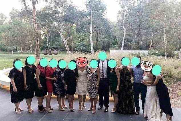 参加婚礼能穿白色吗？澳洲一张婚礼大合照，让网友争论不休