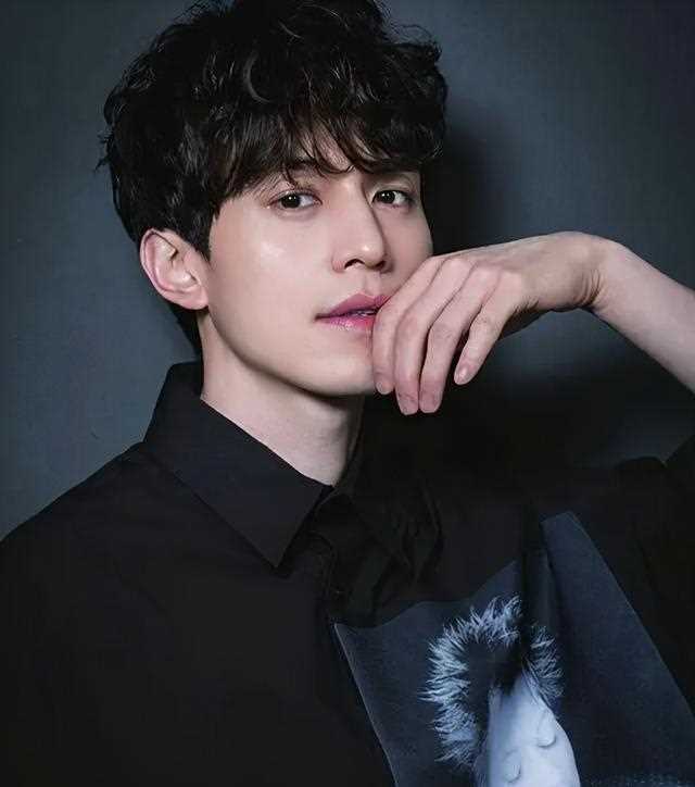 李栋旭新画报绝色华丽！年末party跟着他的搭配学起来啦