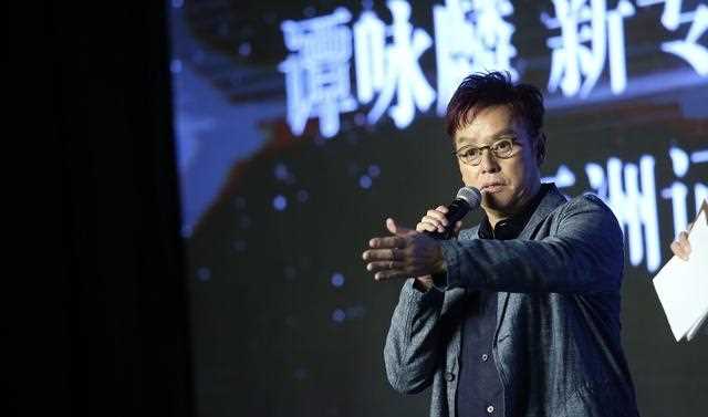 摄影抓拍足球场的谭咏麟：人格魅力源于慈善的事业心