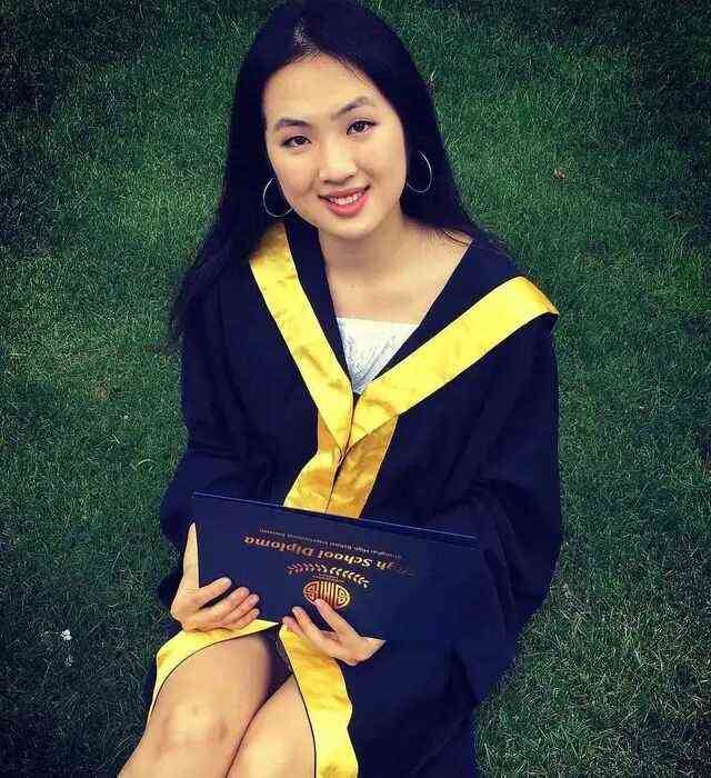 华为老总小女儿大秀美腿，20出头的年纪太会穿，和娜娜合照不逊色