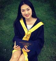 华为老总小女儿大秀美腿，20出头的年纪太会穿，和娜娜合照不逊色