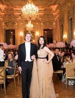 华为老总小女儿大秀美腿，20出头的年纪太会穿，和娜娜合照不逊色