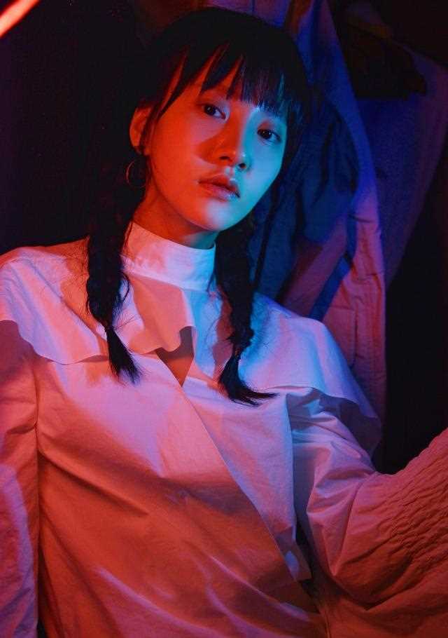 周楚楚个性写真来袭，这个女孩有点皮！
