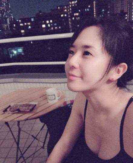 前AV女神爆照遭网友吐槽；胸部下垂？她这句神回绝了！