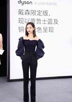 最近火了种穿法：“微喇裤+黑靴”，时髦还显腿长，王子文都爱了