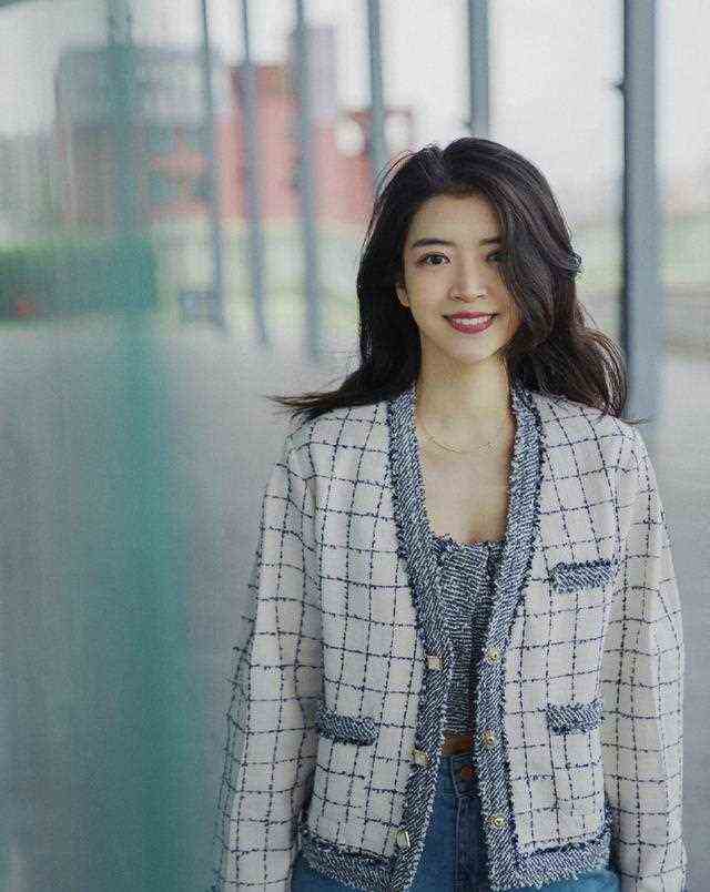 三木的春装太有质感，抹胸内衣搭配格纹外套和直筒裤，甜美又自然