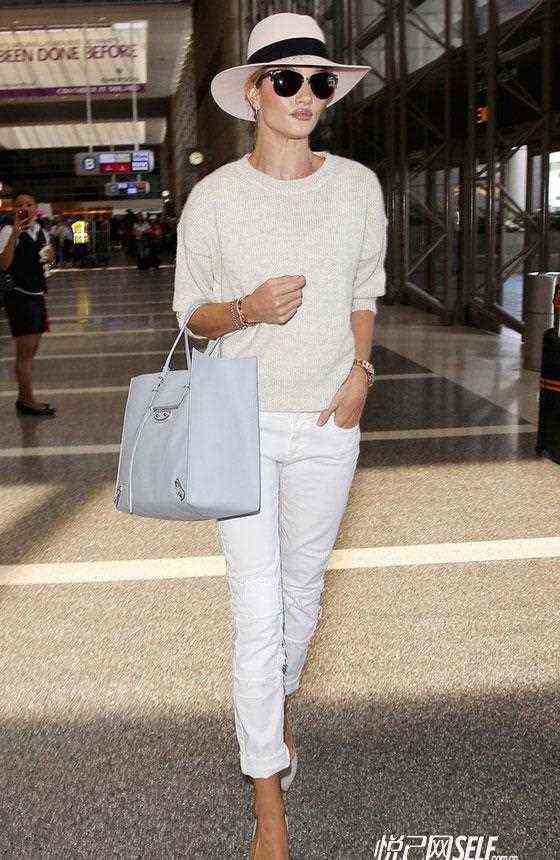 新技能安妮海瑟薇偷懒法宝：帽子+墨镜+唇膏