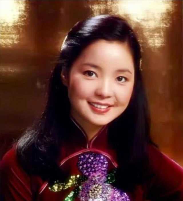 甄楚倩：曾风靡乐坛为还债拍风月片，嫁富豪被抛弃和孩子相依为命