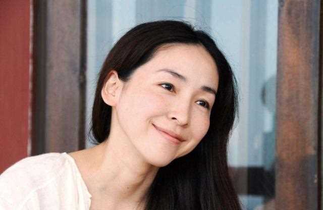 女人无论20岁还是60岁，少买网红护肤品！基础护肤买这3样就够了