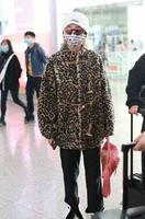 女歌手乃万北京街拍，豹纹毛绒外套+黑色开衩裤，演绎个性混搭美