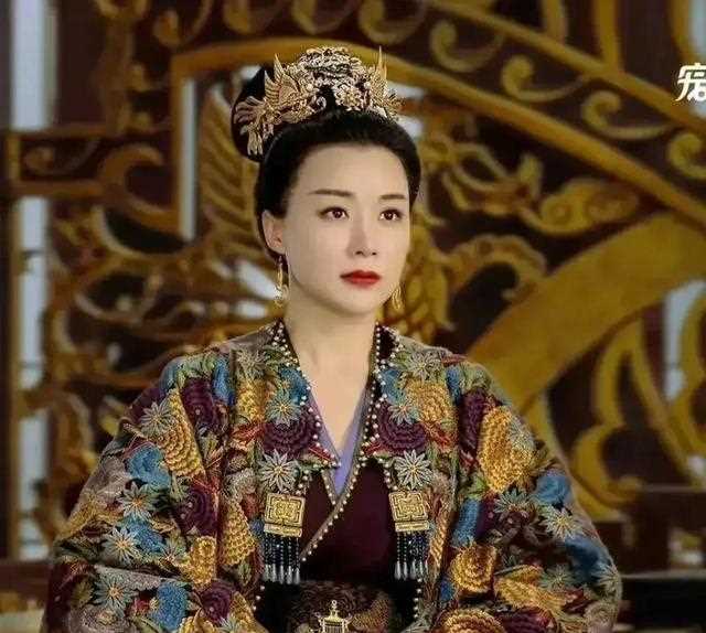 曾是“国民媳妇”，杨幂汤唯给她演配角，如今整容失败没人敢认