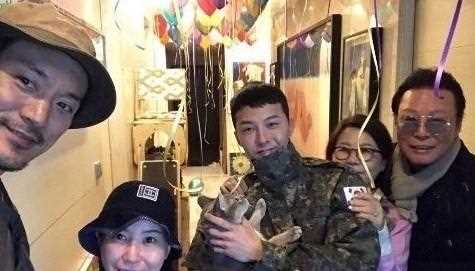 权志龙退伍首次营业就开挂，穿2000风衣配彩袜，这打扮男星里少见