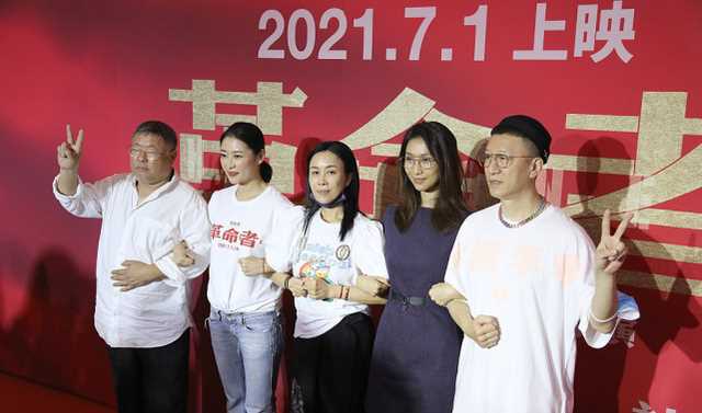 孙红雷对小15岁娇妻宠爱有加，王骏迪淡妆配裙子，简单但挺温柔