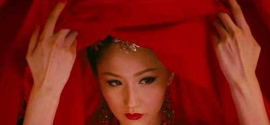 家族产业上百亿的她，靠演三级片成名，放言找老公没钱没关系