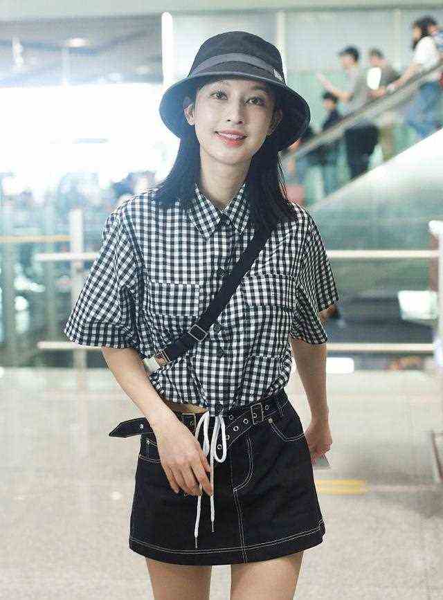 《北京青年》中她和王丽坤是情敌，今格子衬衫配短裙，少女感爆棚