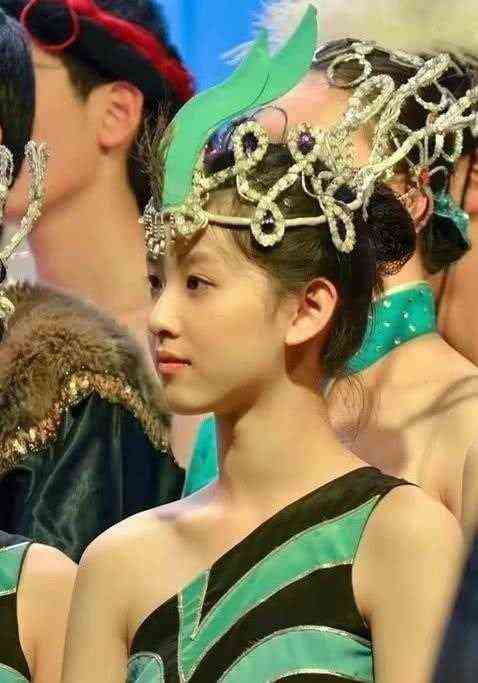 章泽天大学旧照曝光，网友；刘强东娶她是有原因的