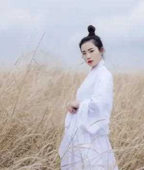 夏天到了还在披头散发？教你扎出完美丸子头