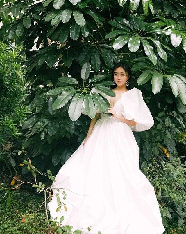 37岁刘芸当妈后更美了，一袭深V花瓣裙优雅灵动，难怪郑钧爱她