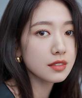 朴信惠，实力派美女演员，女主专业户，知性优雅的气质，美爆啦