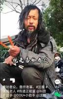 我感觉油光发亮的乞丐服,在将来很可能会成为流行的热门服装 我感觉油光发亮的乞丐服,在将来很可能会成为流行的热门服装