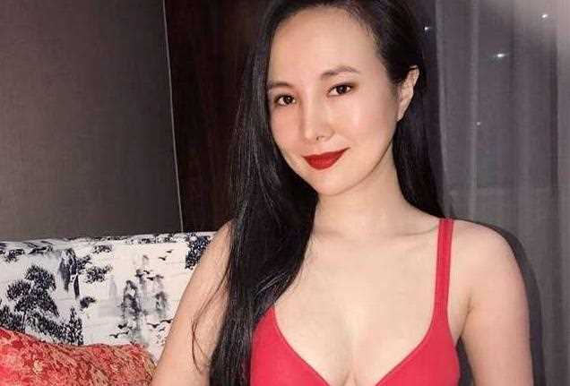 看完干露露早期和妈妈的照片，再看现在捞金的照片，感慨岁月无情