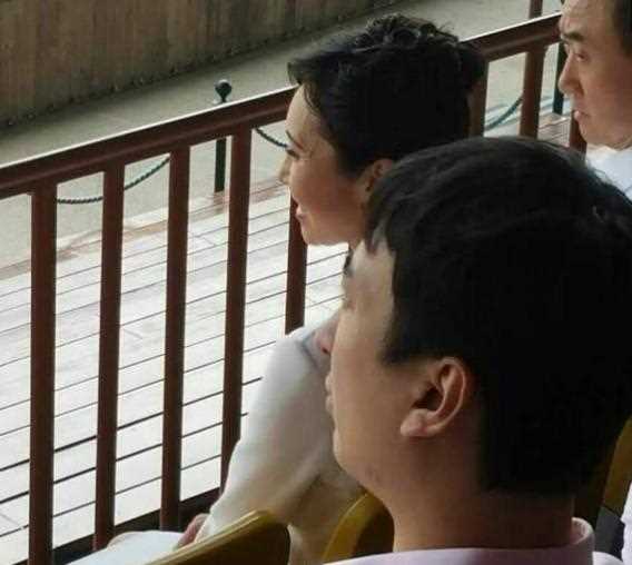王思聪一家三口同框，母子两人的鼻子简直一个模子里刻出来的！
