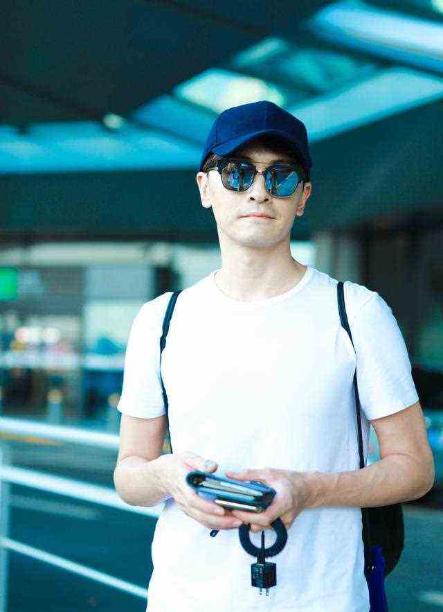 郑元畅机场秀打扮超低调