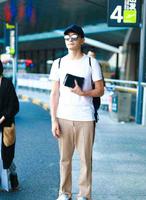 61e05b1f-551b-4bb5-a4f1-ab238deaeb89_2.jpg 郑元畅最新机场秀打扮超低调,网友:手上的青筋看着好man呀!
