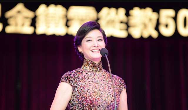 宋祖英难得时髦一回，穿印花连衣裙配黑丝袜，50多岁还有迷人曲线