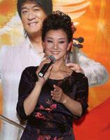 宋祖英难得时髦一回，穿印花连衣裙配黑丝袜，50多岁还有迷人曲线