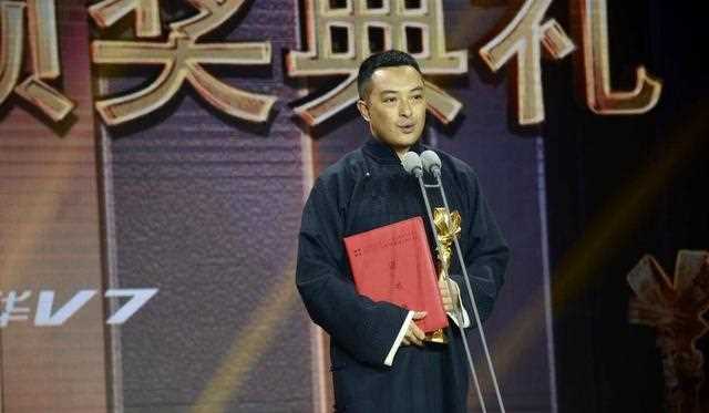 他曾因拒演烂片被传送外卖为生，如今终于走红，因塑造嬴政获认可