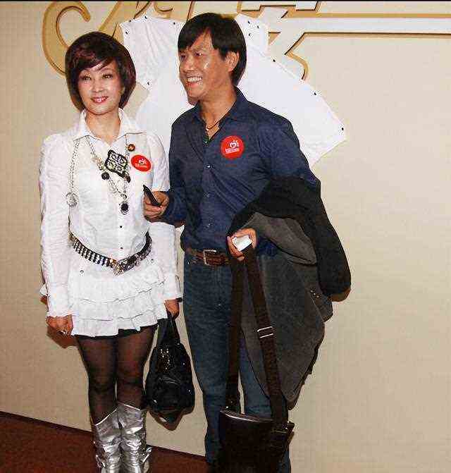 刘晓庆与阿峰离婚17年：她再婚嫁富豪，他在愧疚中尽父亲的责任